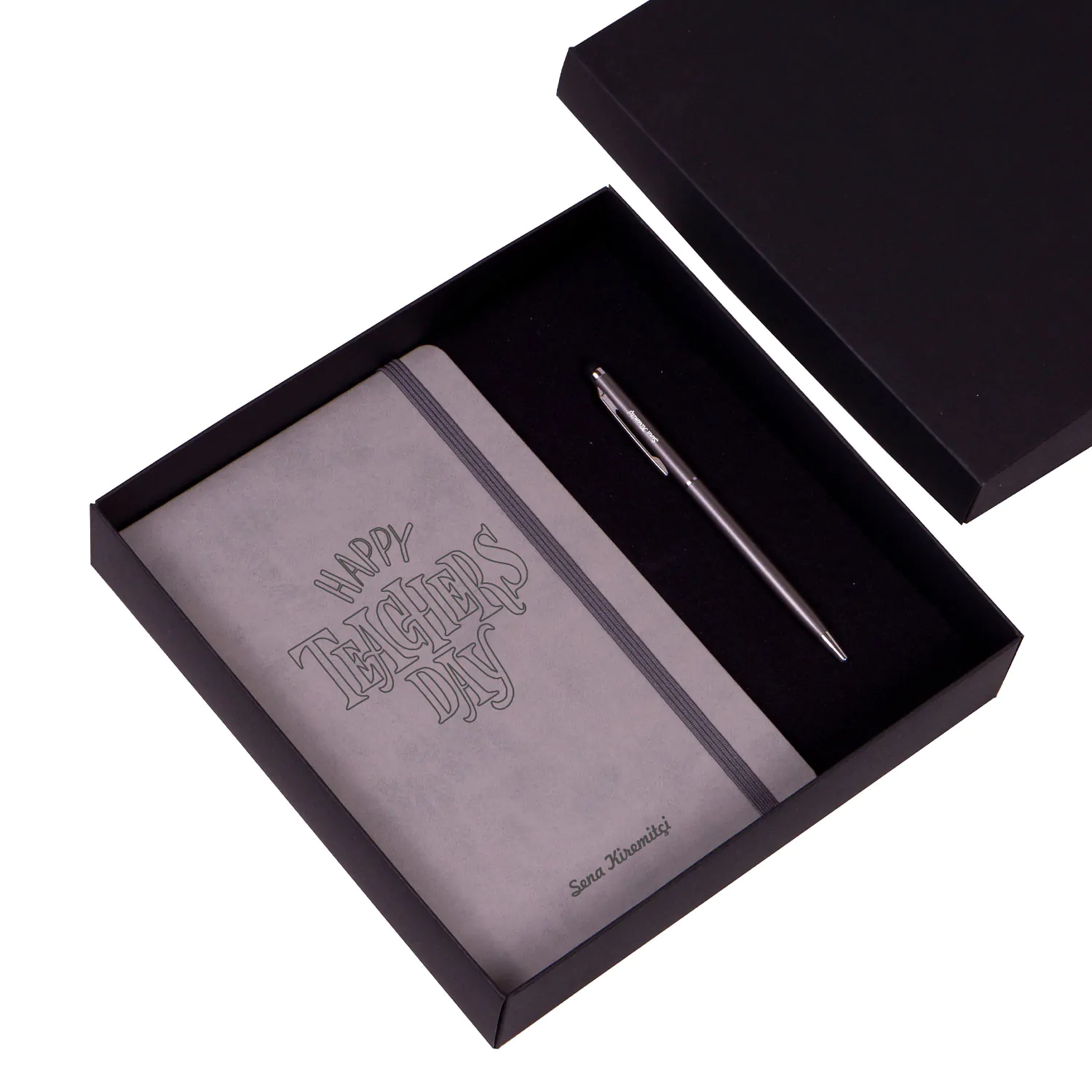 gri-happy-teachers-tasarimli-ajanda-kalem-seti.jpg Öğretmenler Gününe Özel Happy Teachers Day Tasarımlı Ajanda-Kalem Hediye Seti - Görsel 1