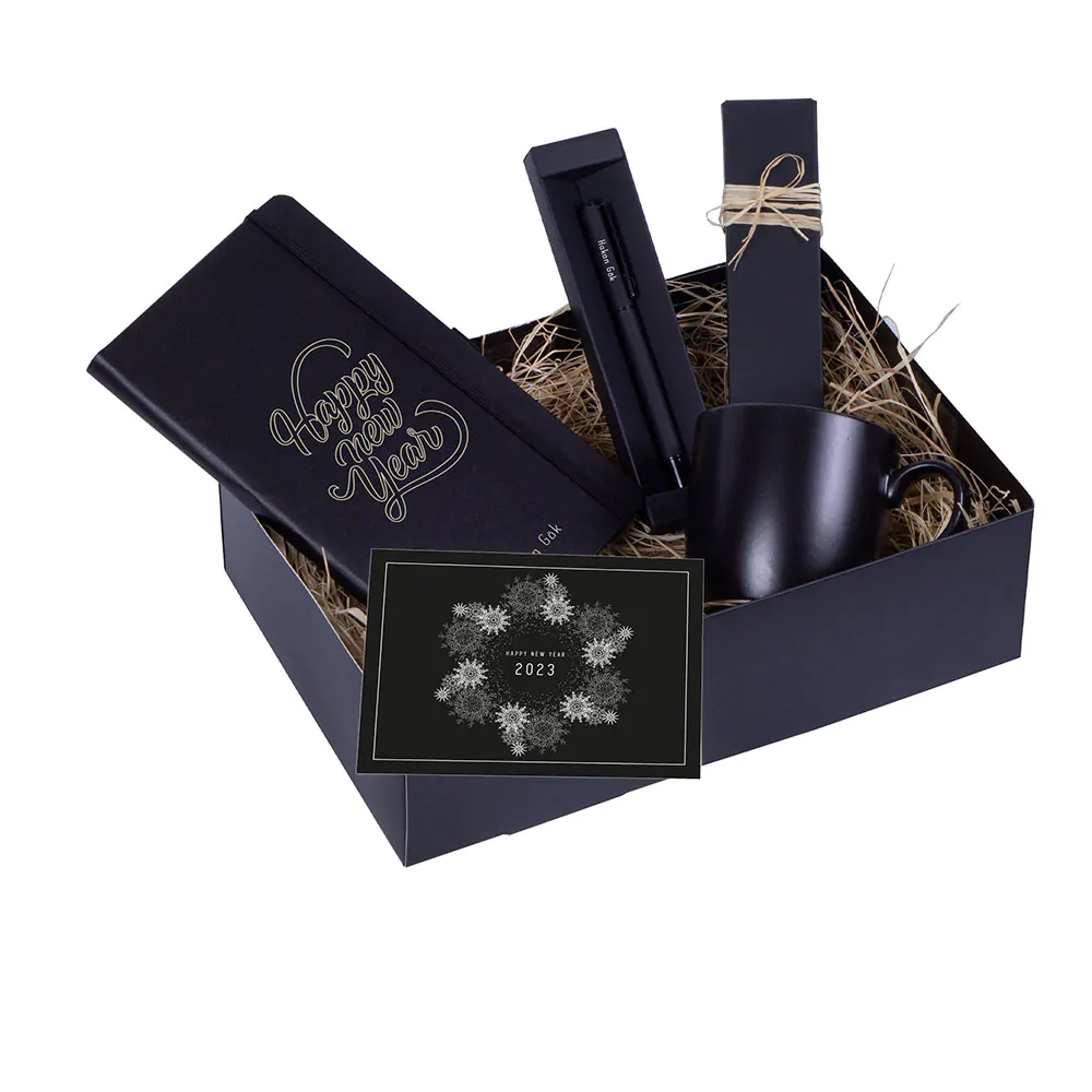 kisi-ya-da-kuruma-ozel-kisisellestirilebilir-yilbasi-hediye-seti.jpg Kişiye Özel Happy New Year Temalı Hediye Konsepti - Görsel 1