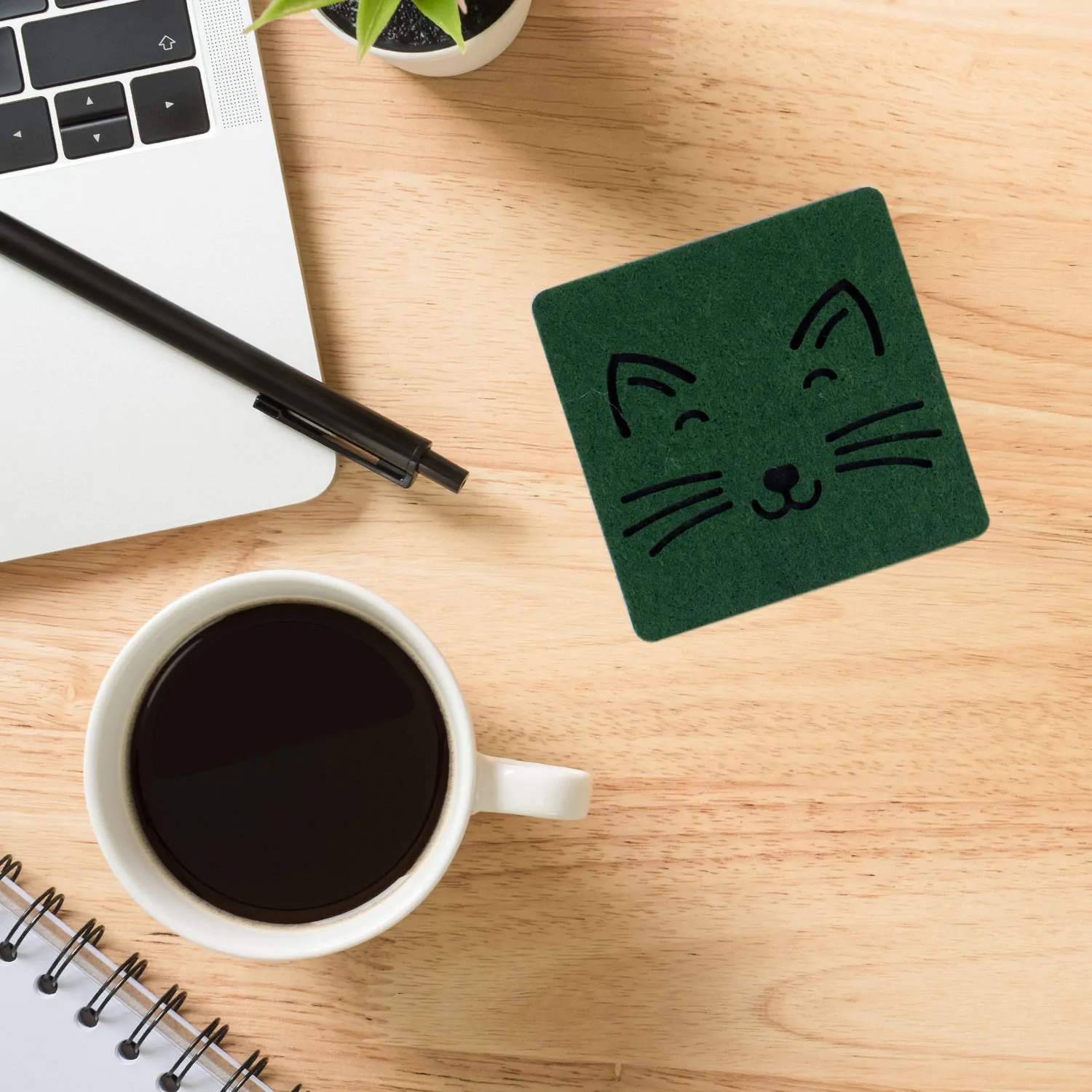 yesil-kedi-tasarimli-kupa-altligi.jpg Yeşil Kedi Tasarımlı Keçe Kupa Altlığı - Görsel 1