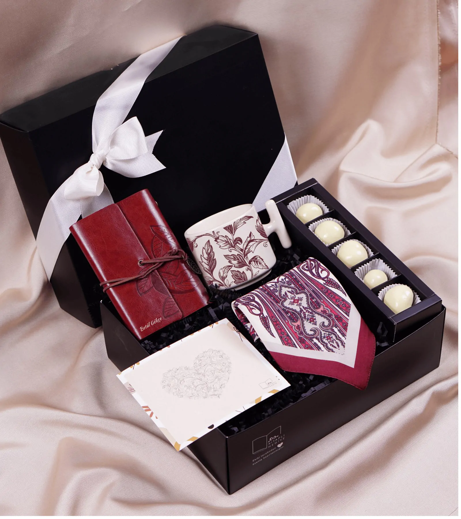 Anneler Günü Hediyesi - Anneye İsme Özel Deri Defter Fincan Fular Çikolata  Hediye Seti - Görsel 1